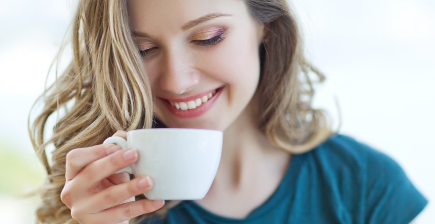 numero_uno_caffè-ragazza_con_tazza